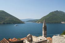 Malerischer Blick über Perast und die Bucht